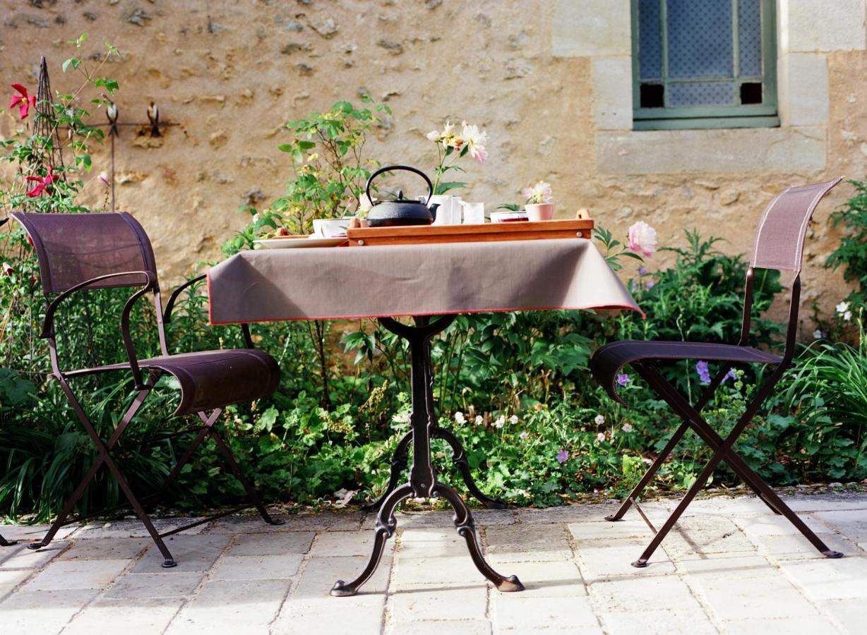 Hotel Les Orangeries Lussac-les-Châteaux Exterior foto