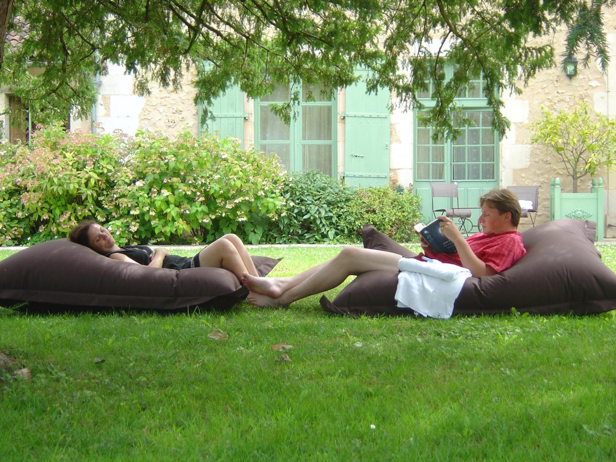 Hotel Les Orangeries Lussac-les-Châteaux Exterior foto